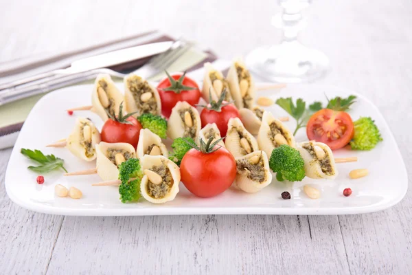 Pasta con salsa de pesto y verduras —  Fotos de Stock