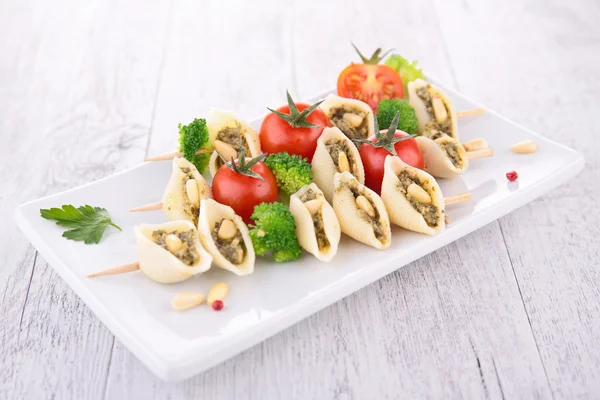 Pasta with pesto sauce and vegetables — Stock Photo, Image