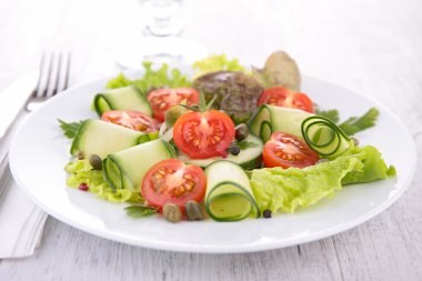 Salata, domates ve salatalık.