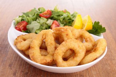 Kızarmış kalamar halkaları