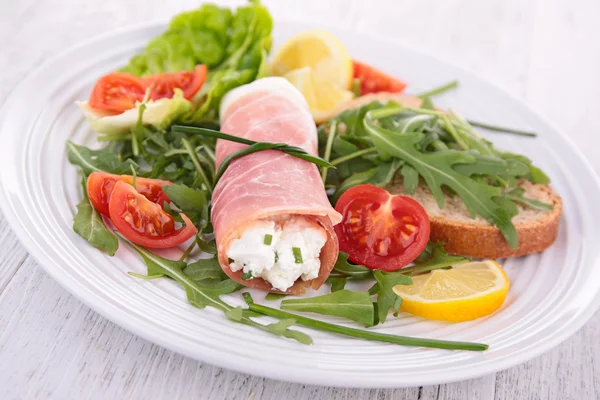 Gemüsesalat und Schinken mit Käse — Stockfoto