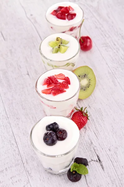 Iogurte e frutas — Fotografia de Stock