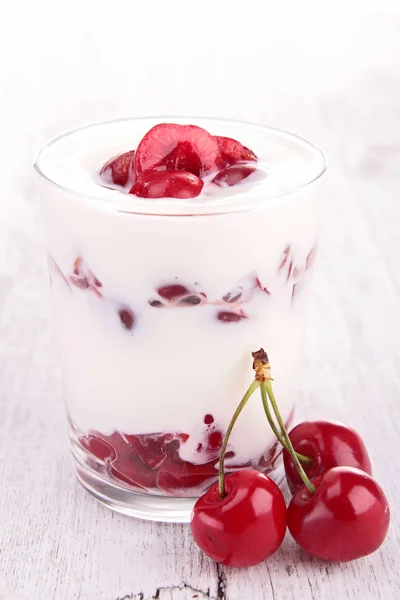 Йогурт и вишня — стоковое фото