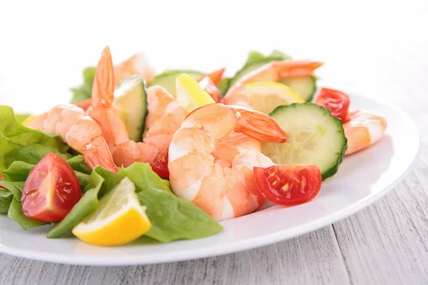 Vegetable salad with shrimps — Stock Photo, Image