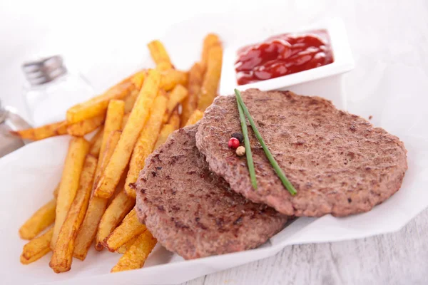 Franse frietjes en biefstuk — Stockfoto
