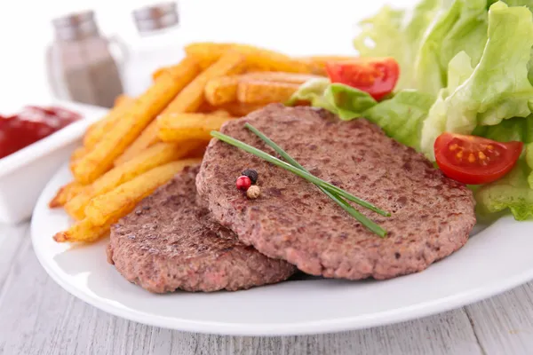 Rindfleisch und Pommes — Stockfoto