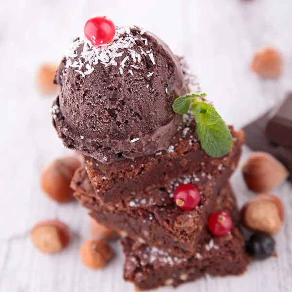 Helado y brownies de chocolate — Foto de Stock