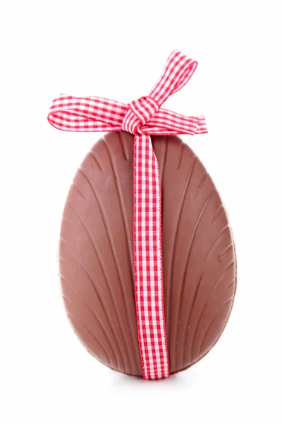 Čokoládové vajíčko s lukem — Stock fotografie