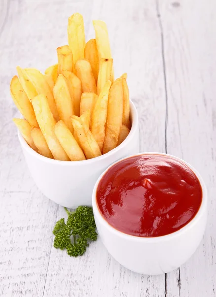 Pommes und Ketchup — Stockfoto