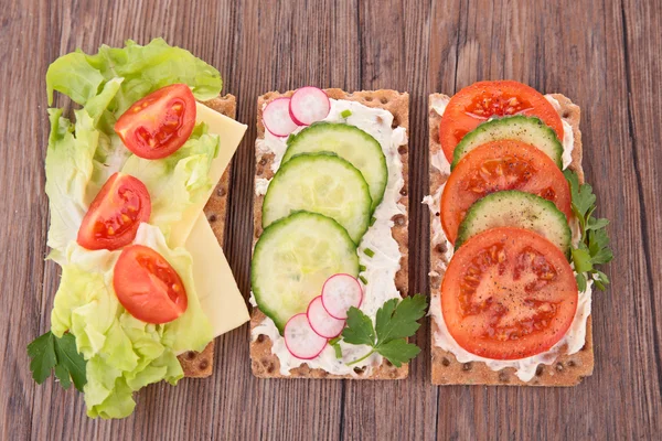 Knäckebröd med grönsaker — Stockfoto