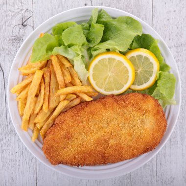 pane, patates kızartması ve salata