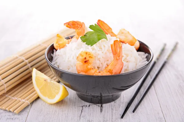 碗的米饭和虾 — 图库照片