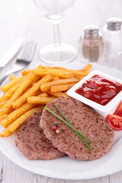 Rindfleisch und Pommes — Stockfoto