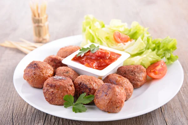 Gegrilde gehaktballetjes en saus — Stockfoto