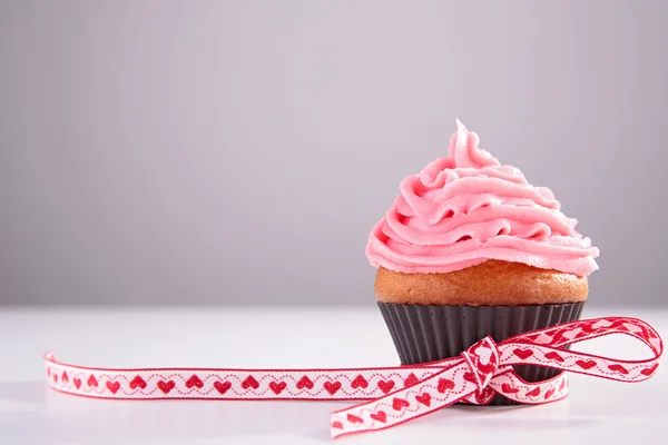 Cupcake und Bogen — Stockfoto