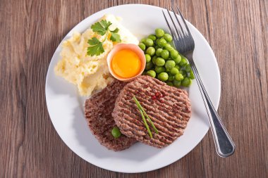 biftek, patates püresi ve bezelye