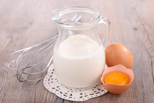 Milch und Ei — Stockfoto