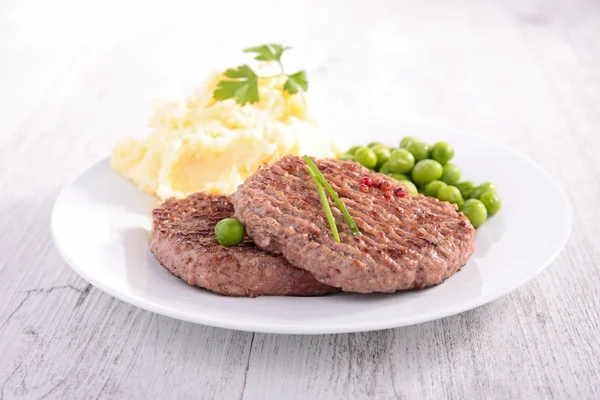 Bife, puré de batata e ervilha — Fotografia de Stock