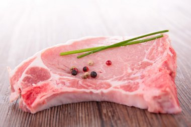 pişmemiş domuz eti