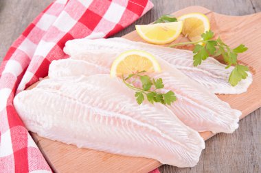 çiğ balık filetosu