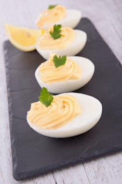 mayonez ile doldurulmuş yumurta