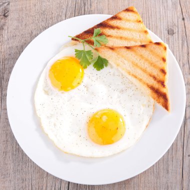 Kızarmış yumurta ve tost.