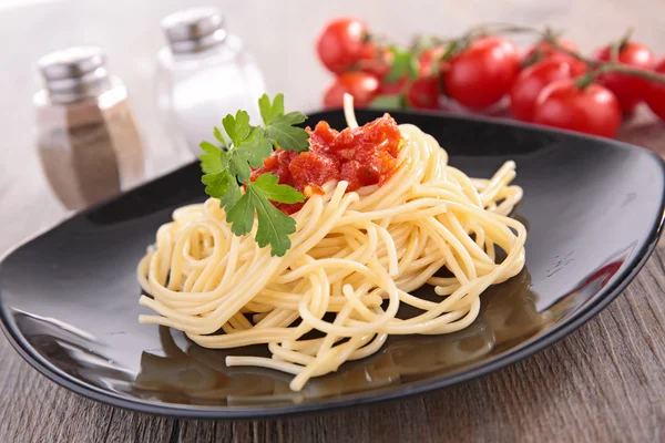 Spaghetti en tomatensaus — Stockfoto