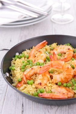 paella, bezelye ve karides pirinç
