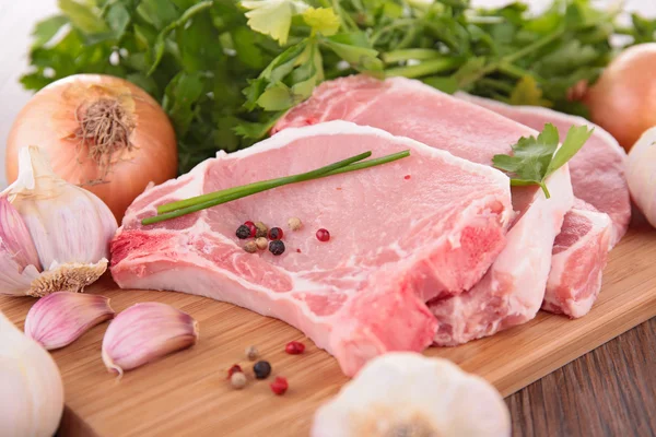 Rohe Schweinekoteletts — Stockfoto