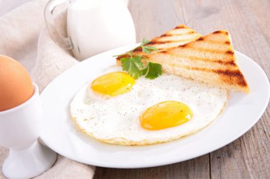 Kızarmış yumurta ve tost.