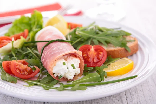 Schinken mit Käse gerollt — Stockfoto