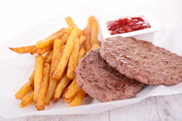 Batatas fritas e carne de bovino — Fotografia de Stock