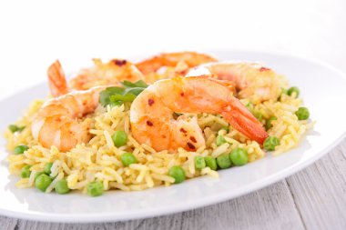 paella, bezelye ve karides pirinç