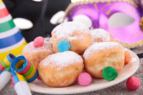 Donuts en Carnaval decoratie — Stockfoto