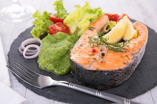 Grilled salmon and vegetables — Stock Photo, Image