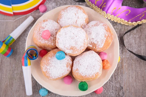 Donuts et décoration de carnaval — Photo