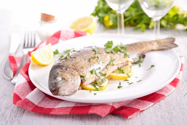 Grillad fisk — Stockfoto