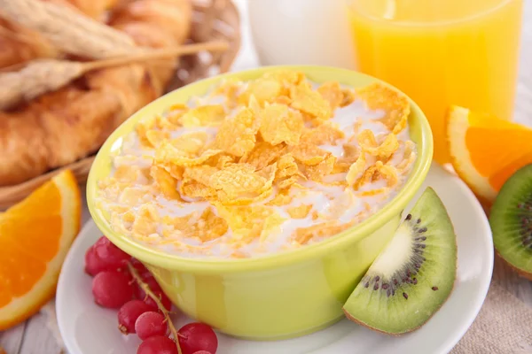 Cornflakes, apelsinjuice och mjölk — Stockfoto