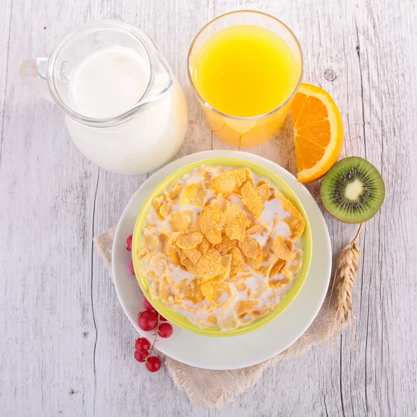 Copos de maíz, zumo de naranja y leche — Foto de Stock