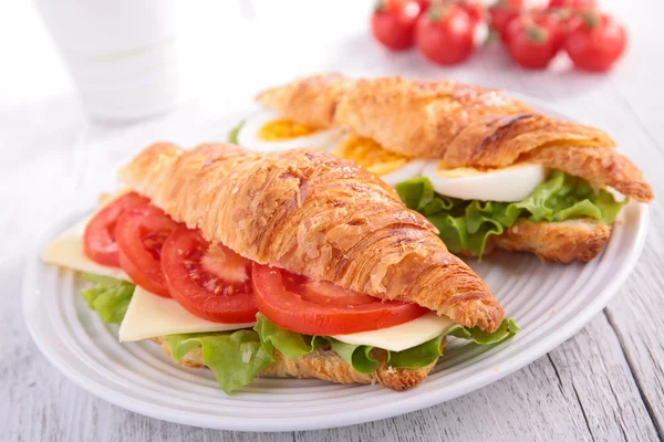 Sandwich croissant — Stockfoto
