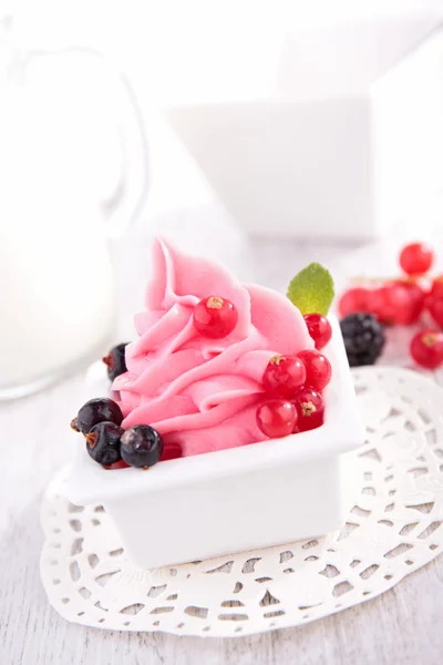 Berry ijsje, bevroren yoghurt — Stockfoto