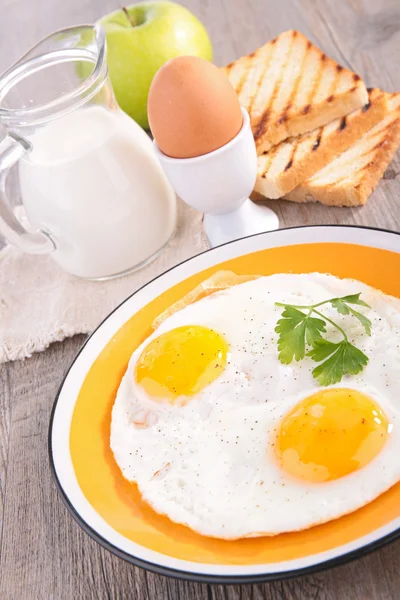 Gebakken ei en toast — Stockfoto