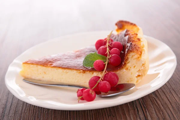 Cheesecake slice and redcurrant — Stock Photo, Image