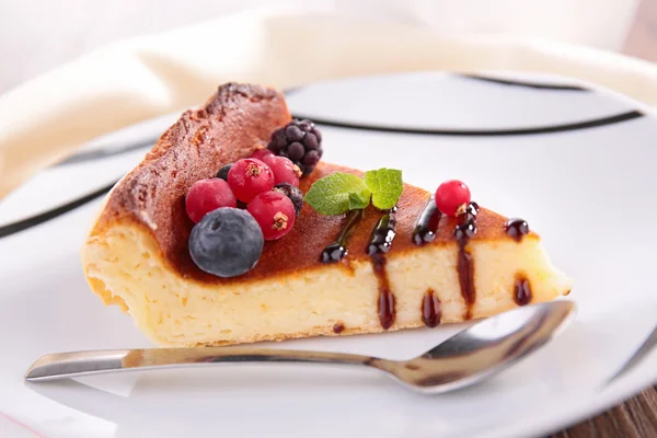 Cake and berries — Stock Photo, Image