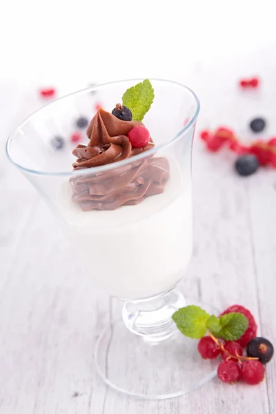 Chocolate mousse and berries — Stockfoto