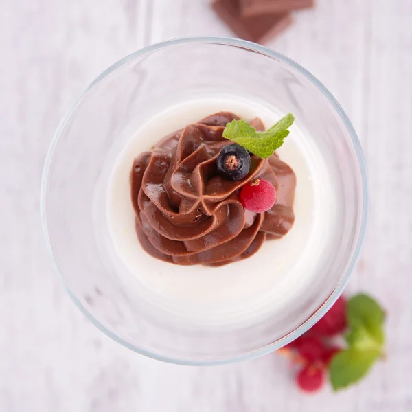 Chocolate mousse and berries — Stockfoto