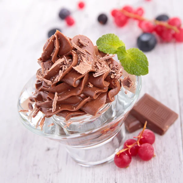 Chocolate mousse and berries — Stockfoto