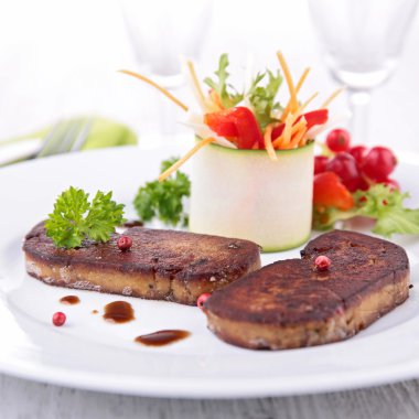 Kızarmış et ve sebze.