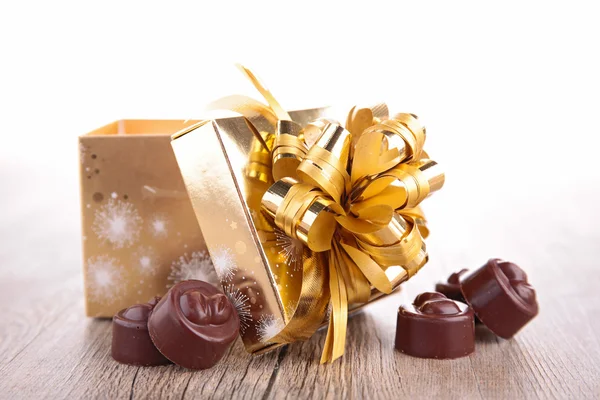 Gift and chocolates — Stock Photo, Image