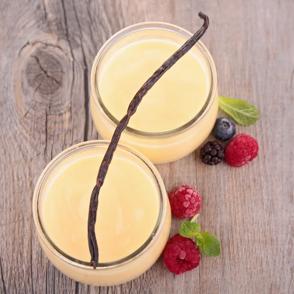 Vanillecreme Dessert und Beeren — Stockfoto